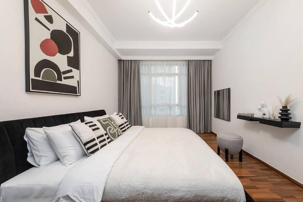 Spacious 2br In Marina Crown Apartment Dubai
