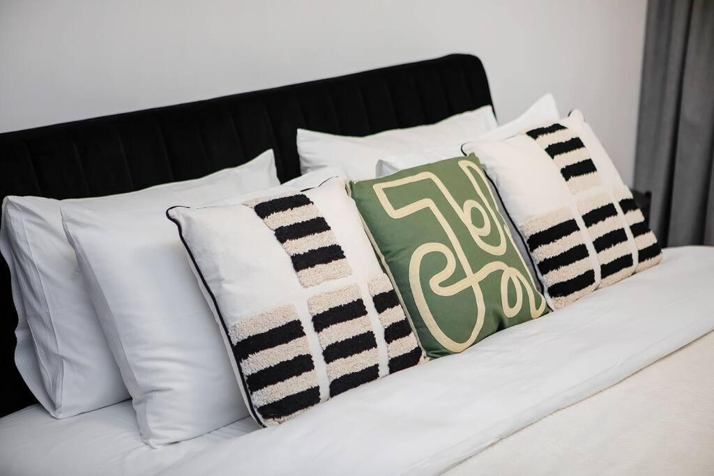 Spacious 2br In Marina Crown Apartment
