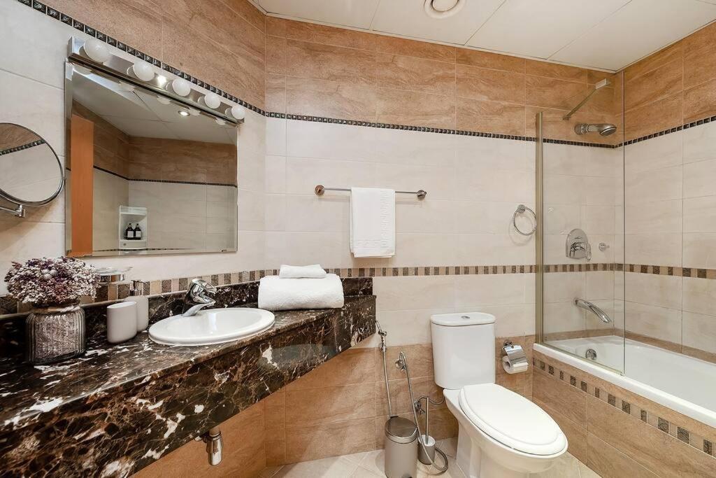 Spacious 2br In Marina Crown *