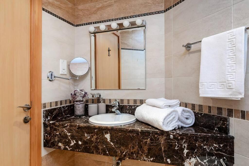 Spacious 2br In Marina Crown